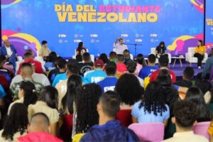 Maduro dice que mantiene "diálogo constructivo" con universidades