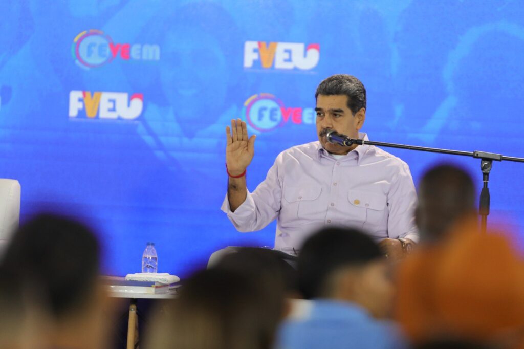 Maduro pidió a estudiantes debatir el acceso de las redes sociales en el país