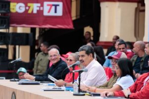 Maduro ratifica elecciones el 15D y convoca a reunión de poderes
