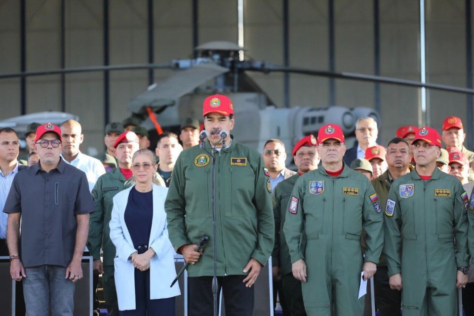 Maduro se mofa de las sanciones y las llama "condecoraciones" en acto de la aviación