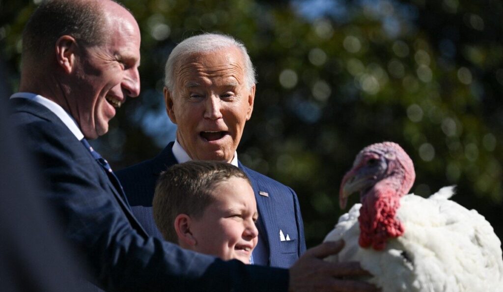 "Mantén la calma", dice Biden en último indulto del pavo - AlbertoNews
