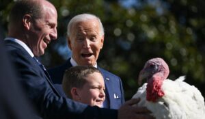 "Mantén la calma", dice Biden en último indulto del pavo - AlbertoNews