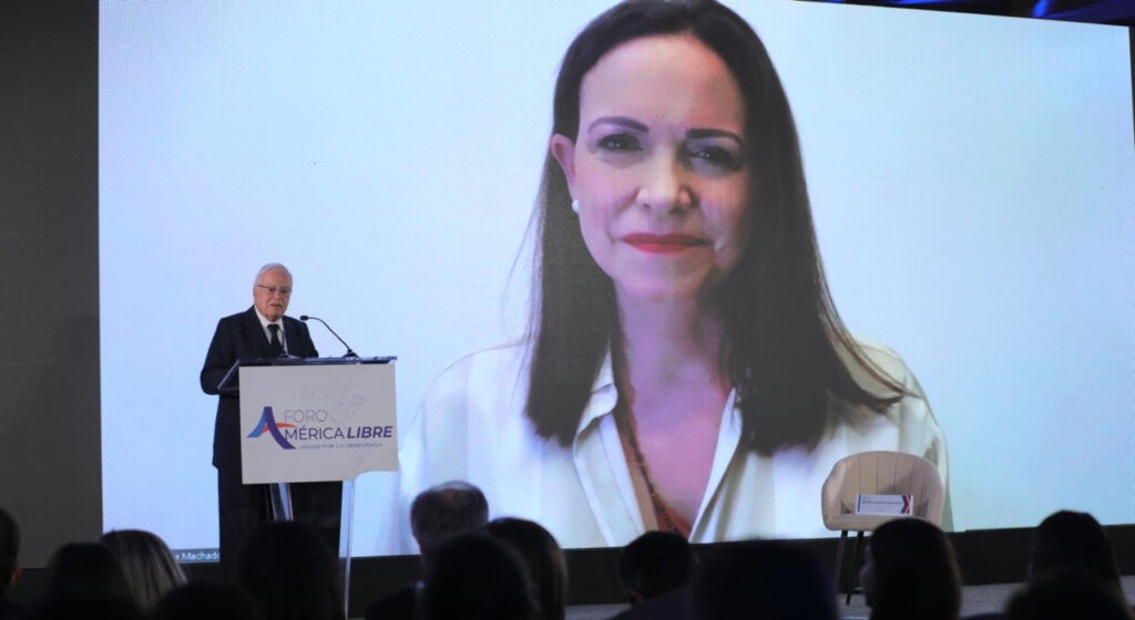 María Corina Machado recibió premio ODCA y agradece al expresidente de Costa Rica