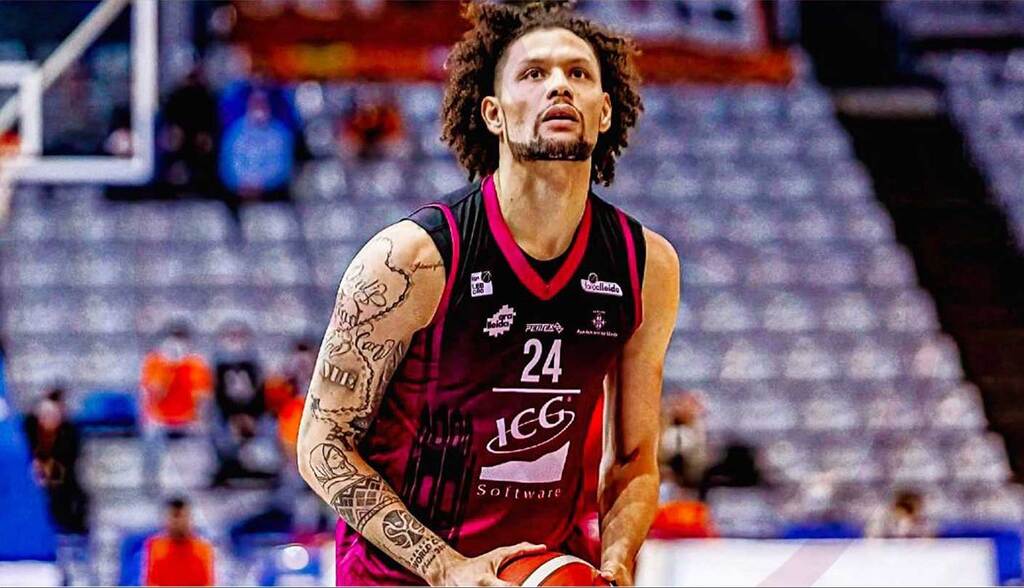 Michael Carrera, un futbolista aburrido que encontró diversión en el baloncesto - AlbertoNews