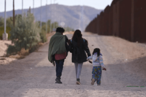 Migrantes en la frontera de México luchan contrarreloj por conseguir asilo en EEUU
