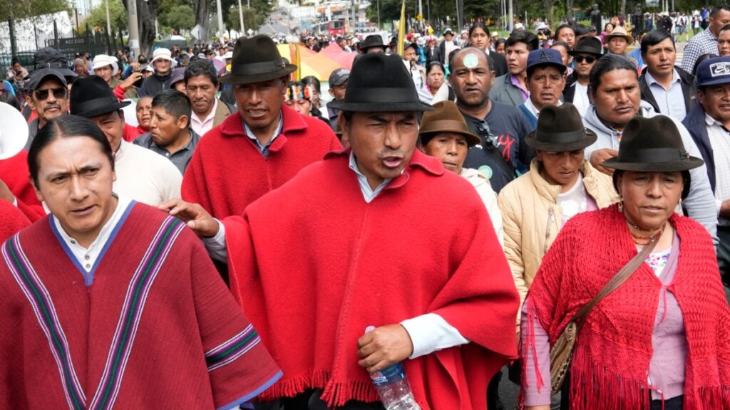 Miles de indígenas marchan contra el gobierno de Ecuador por largos apagones y crisis económica