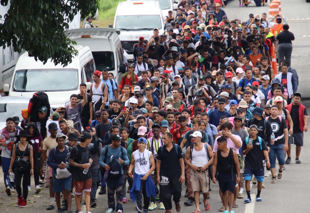 Miles de migrantes salen en caravana desde el sur de México en elecciones de EEUU - AlbertoNews