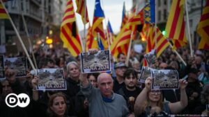 Miles exigen la dimisión del presidente valenciano – DW – 09/11/2024