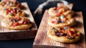 Mini pizzas saludables de brócoli, una manera divertida de comer esta verdura