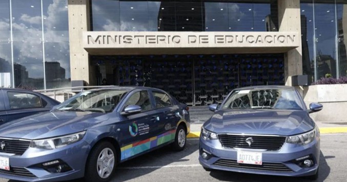 Ministerio de Educación entrega vehículos 