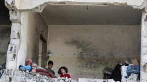 Mujeres y niños rebuscan comida en la basura de Gaza, dice funcionario de la ONU