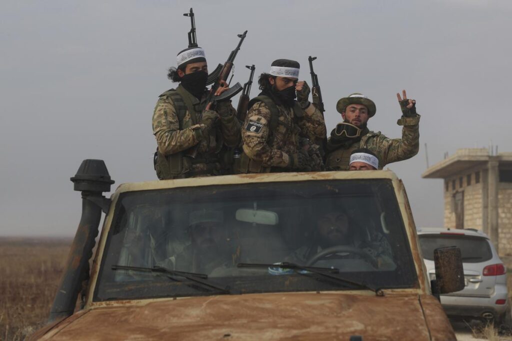 Rebeldes opositores sirios en Talhiya, Idlib este viernes 29 de noviembre de 2024.