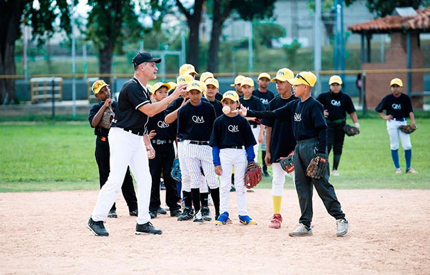 Omar Vizquel dictó clínica de béisbol para niños de Valencia