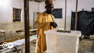 Partido oficialista habría ganado legislativas en Senegal – DW – 18/11/2024