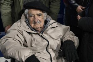 Expresidente uruguayo Mujica continúa recuperándose en casa tras Intervención