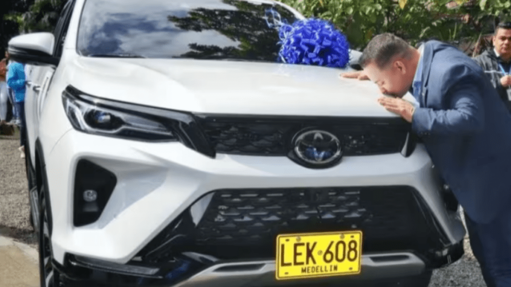 Personero de Medellín se disculpa por polémica foto besando una de las camionetas de alta gama que compró la entidad: 'Desafortunada'