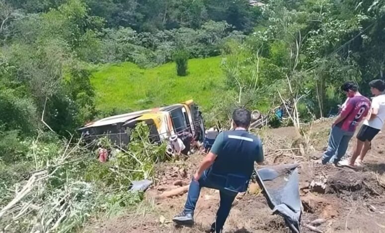 Perú: Accidente en viaje de promoción escolar, se eleva a 12 los fallecidos del autobús que cayó a un abismo - AlbertoNews