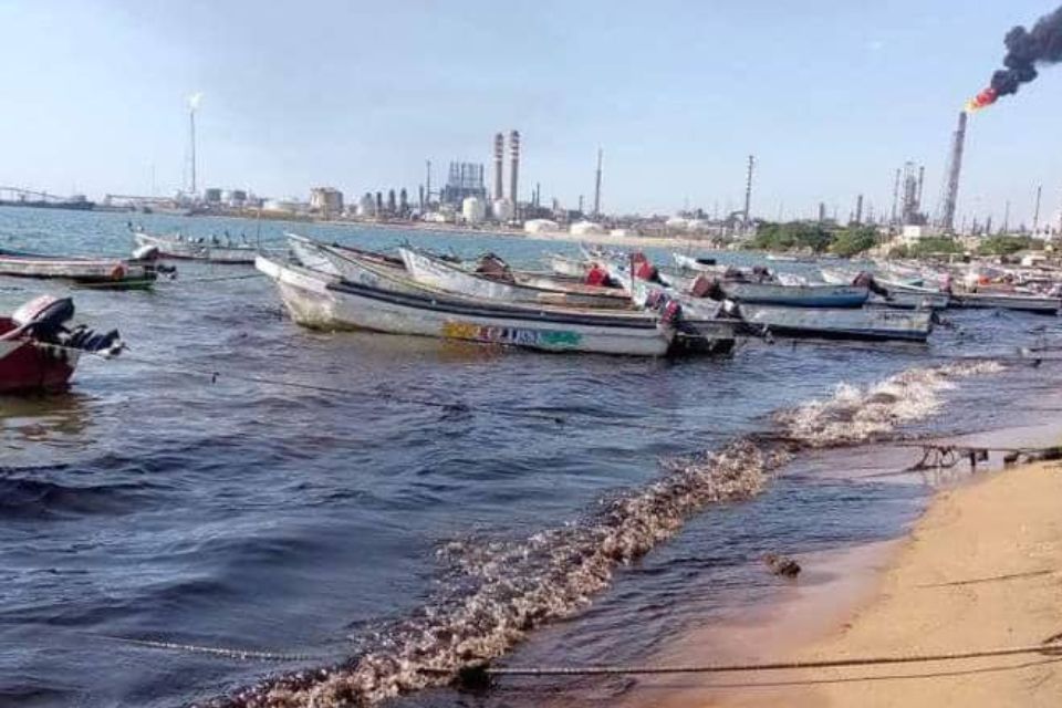 Pescadoras de Falcón exigen renuncia de directora de ambiente de Pdvsa por derrames de