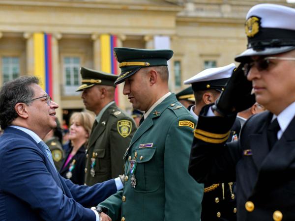 Petro condecora en una misma ceremonia a policías, militares y a exguerrilleros del M- 19 | Gobierno | Economía