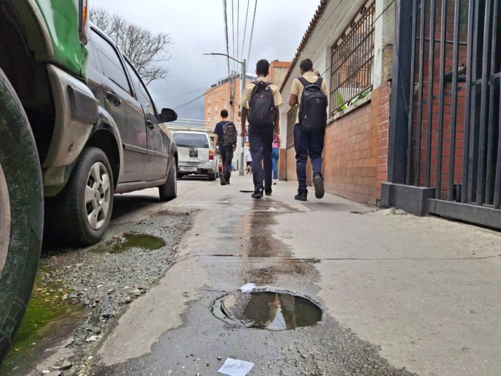 Piden detener derrame de aguas servidas en la calle 13 de La Atlántida
