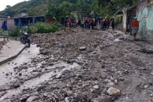 Protección Civil atiende emergencia por inundaciones en Barquisimeto