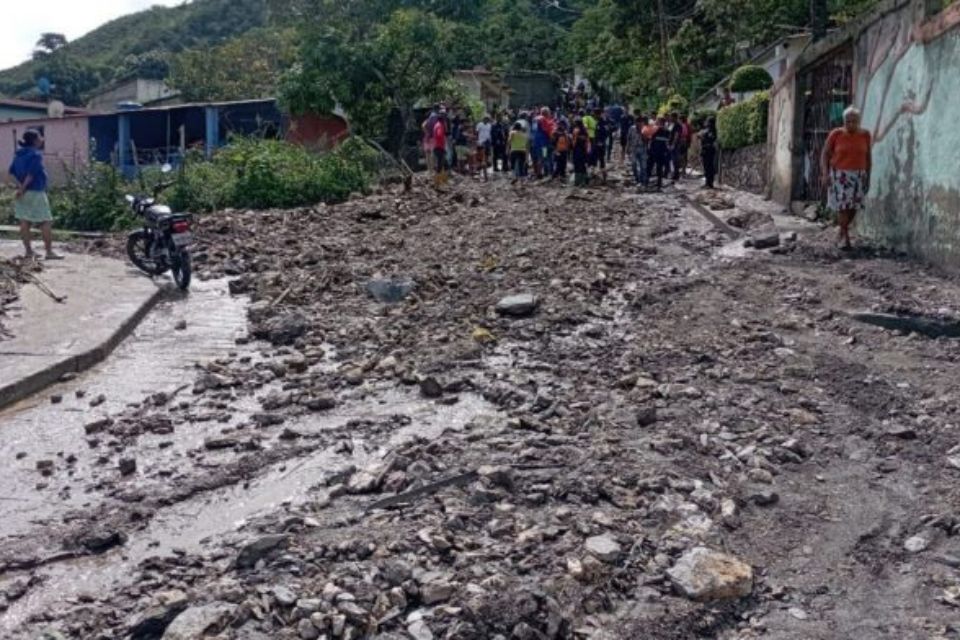 Protección Civil atiende emergencia por inundaciones en Barquisimeto