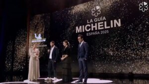 Quique Dacosta rompe a llorar en el homenaje a las víctimas de la DANA de la Gala Estrellas Michelin 2025