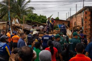 Rescatan a dos personas tras colapso de vivienda por fuertes lluvias en Maracaibo
