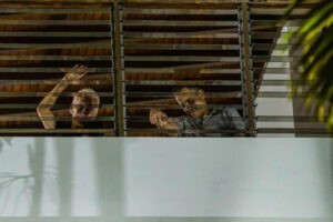 Restablecen servicio eléctrico en Embajada de Argentina y sigue rodeada por funcionarios de seguridad