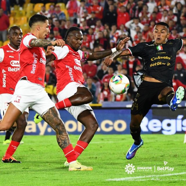 Rodallega guía la remontada de Santa Fe y le da el liderato frente a Once Caldas