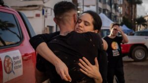 Rosalía aparece en Valencia repartiendo alimentos para afectados por la DANA | Diario El Luchador