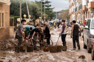 Rubén García también ayuda en las tareas de limpieza de la DANA