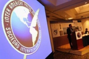 SIP lanza red latinoamericana para atender a periodistas en el exilio
