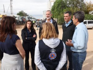 Sánchez, evacuado, se reúne en el Cecopi con los Reyes y Mazón
