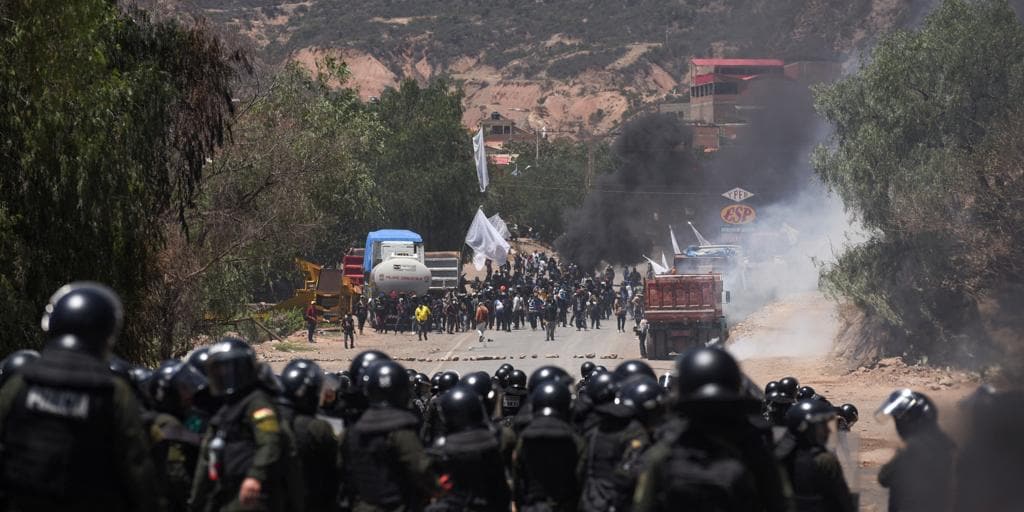 Seguidores de Evo Morales toman militares como rehenes en Bolivia
