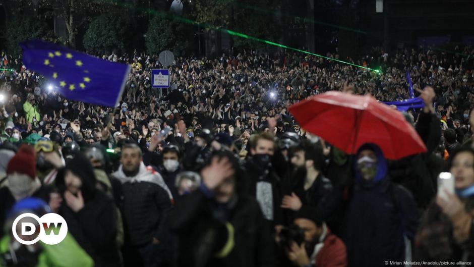 Segunda noche de protestas en Georgia con cien detenidos – DW – 30/11/2024