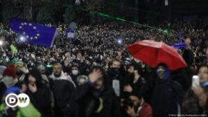 Segunda noche de protestas en Georgia con cien detenidos – DW – 30/11/2024