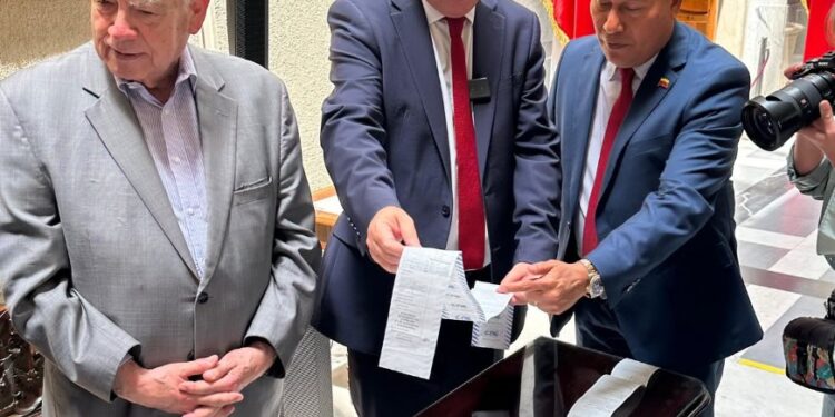 Senadores chilenos reciben actas que demuestran el triunfo de Edmundo González en Venezuela