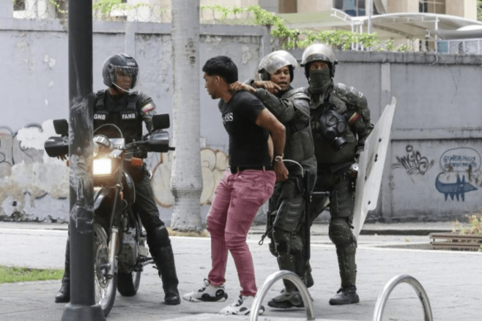 "Sentía que estaba muerto": Amnistía solicita a la CPI investigar torturas a adolescentes