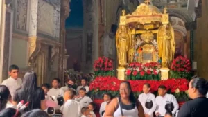 Servidores de María tienen su propio lenguaje en procesión de la Chinita: Se desplazan en forma de vaivén