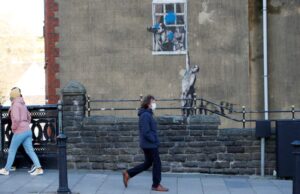 Subastan un edificio en Reino Unido que contiene un famoso mural de Banksy - AlbertoNews