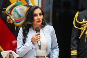 Suspenden a vicepresidenta de Ecuador por cinco meses