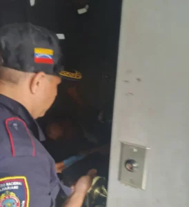 Técnico muere aplastado por el ascensor que reparaba en escuela de Caracas