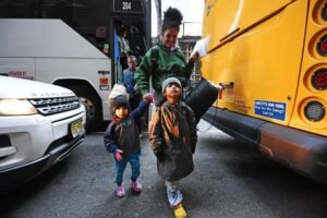 Texas planea transportar en autobús a migrantes directamente a ICE para su deportación - AlbertoNews