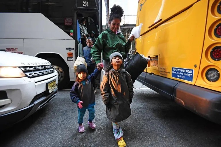 Texas planea transportar en autobús a migrantes directamente a ICE para su deportación - AlbertoNews