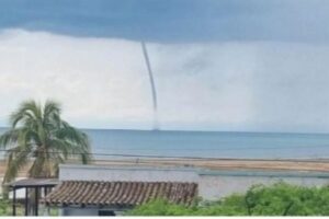 Tromba marina sorprende a los habitantes de Adícora en el estado Falcón