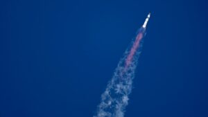 Trump y Musk ven cómo SpaceX lanza un megacohete, pero su propulsor no aterriza