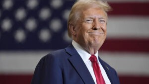 Trump ya recibe informes de inteligencia