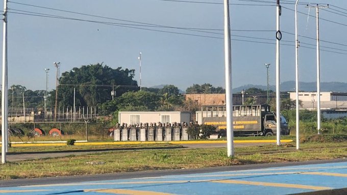 ÚLTIMA HORA | Familiares de presos políticos denuncian “tratos crueles” contra detenidos en Tocuyito: “Han sido golpeados y han intentado suicidarse” - AlbertoNews
