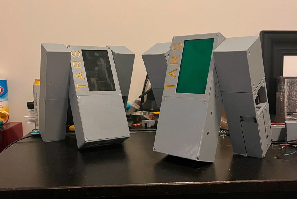 Un fan de Interstellar ha hecho un mini TARS con ChatGPT
